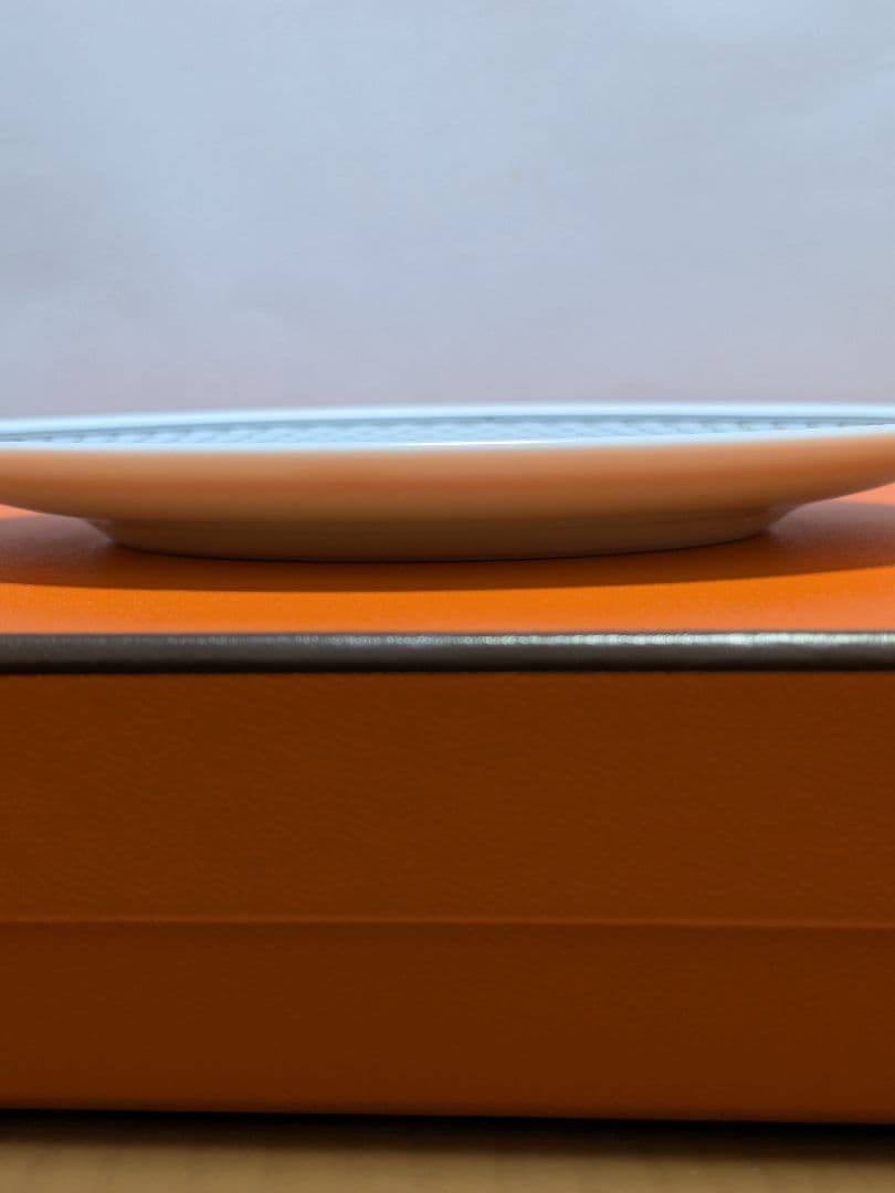 新品、未使用　HERMES パンプレート　Hデコ　 円形皿 白１４cm　１枚