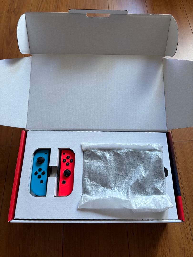 ま*ー様 Nintendo Switch 本体 ネオンブルー・レッドジョイコン