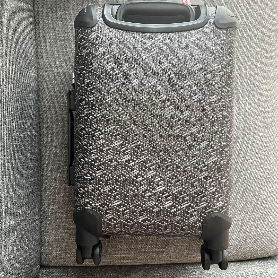 新品 GUESS-ゲス Wilder 18 in 8-Wheeler CHG