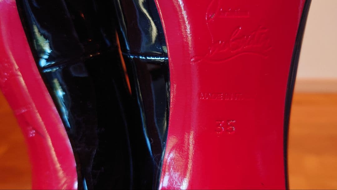 Christian Louboutin パリ ブラックハイヒール