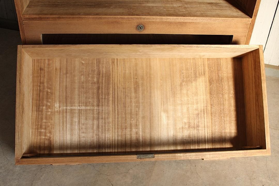 さお　　味のある前面ガラスの引き出し3段