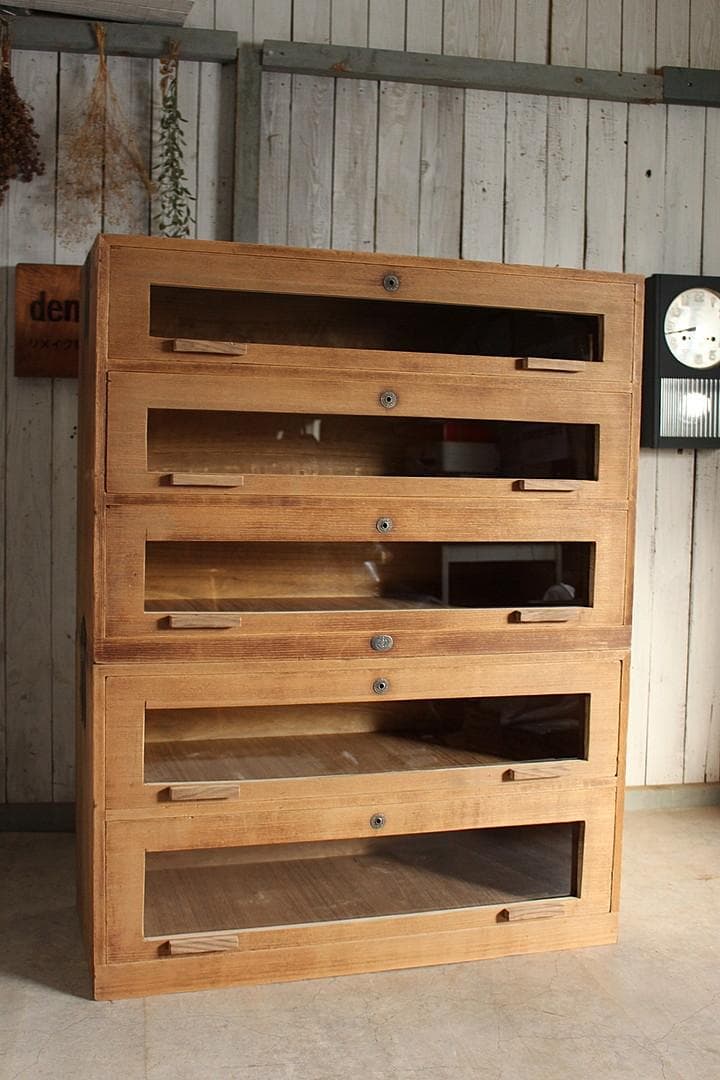 さお　　味のある前面ガラスの引き出し3段