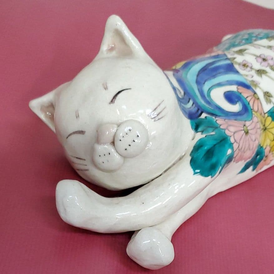 九谷焼 横猫 色絵菊 猫 置物