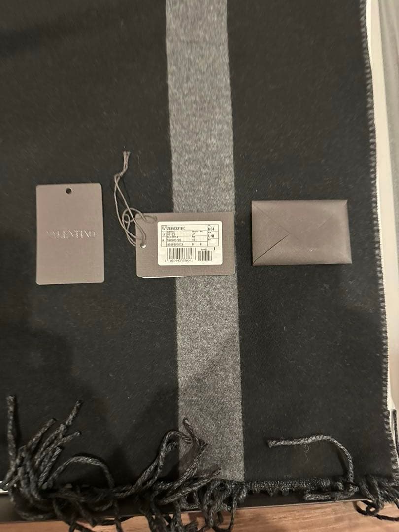 た*け様 VALENTINO ロゴ入りマフラー ブラック/グレー