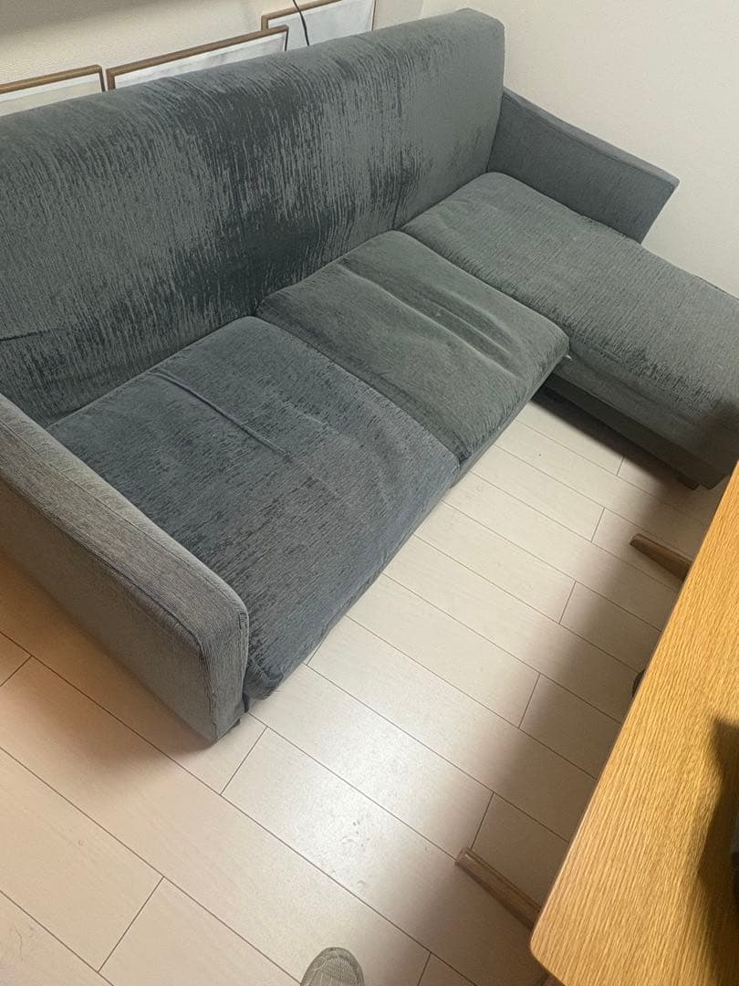 グレーのファブリック３人掛けソファ