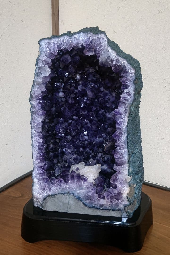 時を宿す紫ー静かに場を整えるアメジスト原石ー