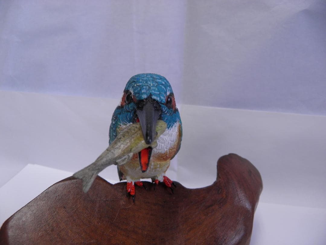 木彫りの鳥　カワセミ餌取り