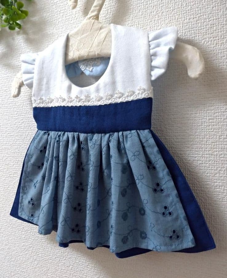 【送料無料】小花刺繍のエプロン風ワンピーススタイ
