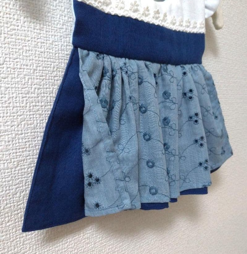 【送料無料】小花刺繍のエプロン風ワンピーススタイ