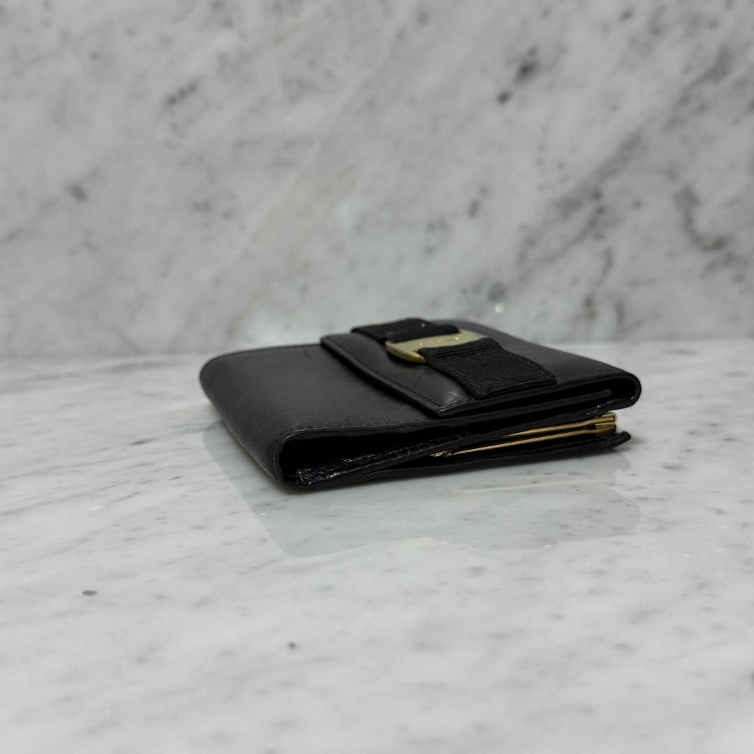 サルヴァトーレフェラガモ 三つ折り財布 ブラック ゴールド ヴァラリボン がま口
