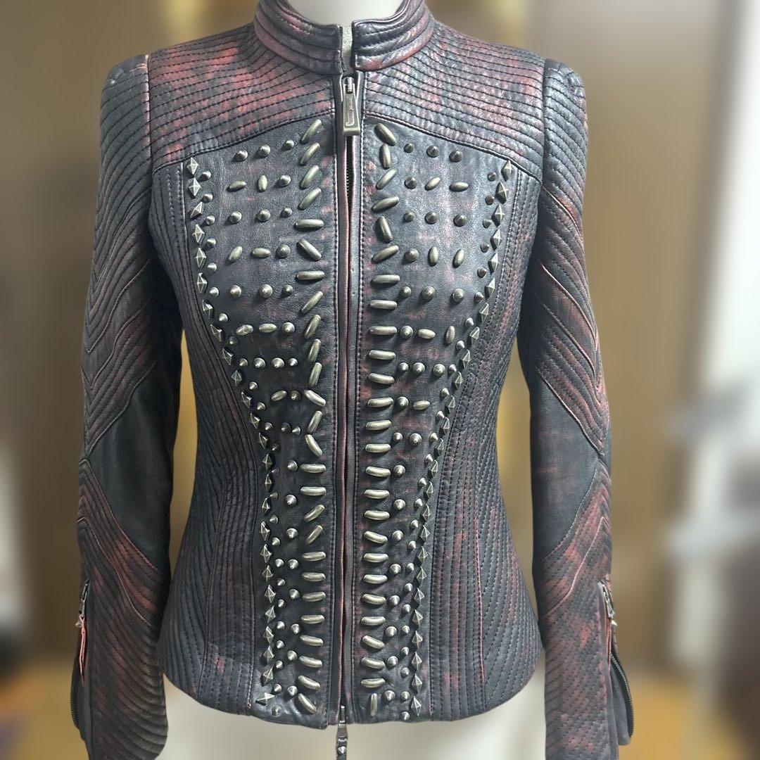 ジャストカバリ　スタッズ装飾タイトフィットレザージャケット