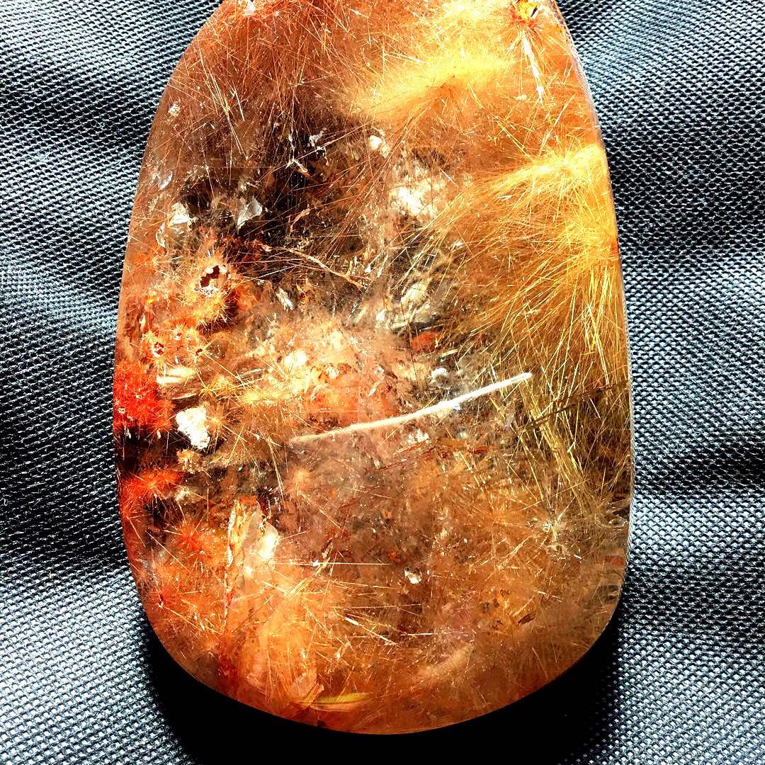 希少　個性強い　美しいガーデン赤茶色ルチルクォーツ　1.2キロ　置物　ライト付き