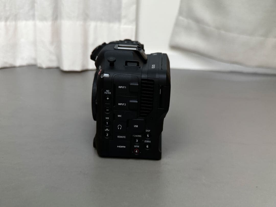 Canon EOS C70 シネマカメラ / Smallrig ケージ付き