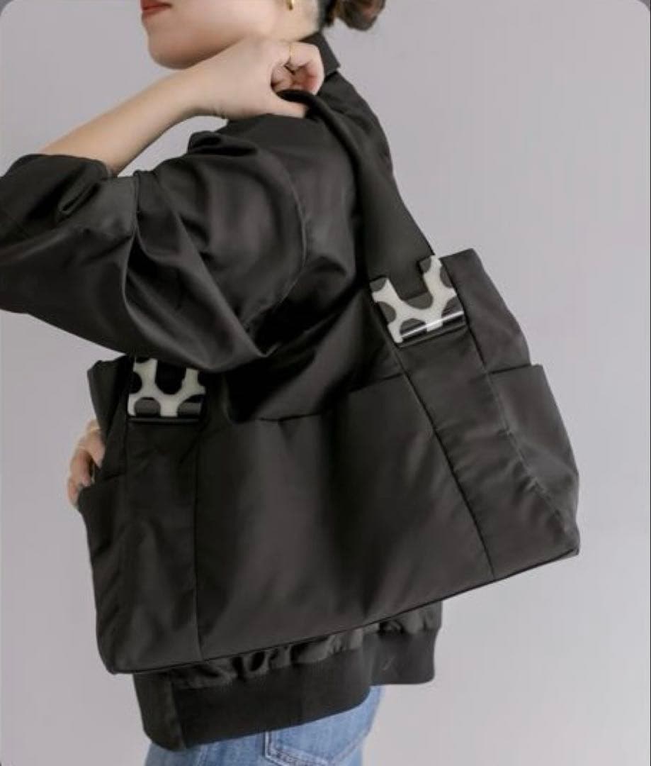 イアパピヨネ ショルダー付き 樹脂パーツトートバッグ ダルメシアン柄 M 黒