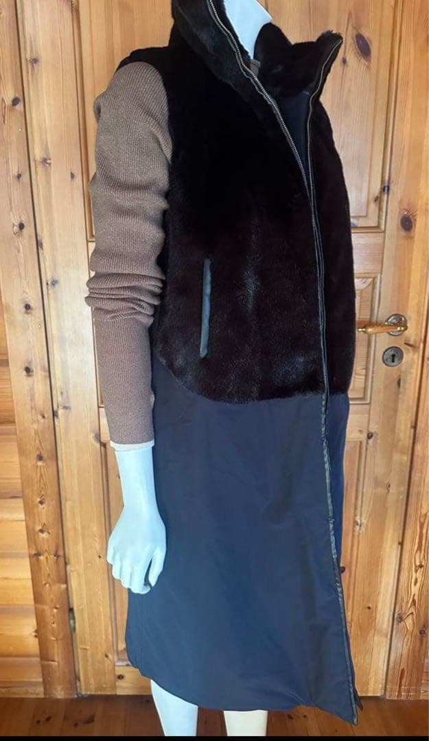 新品未使用品　pinore ダウンジレ　38サイズ