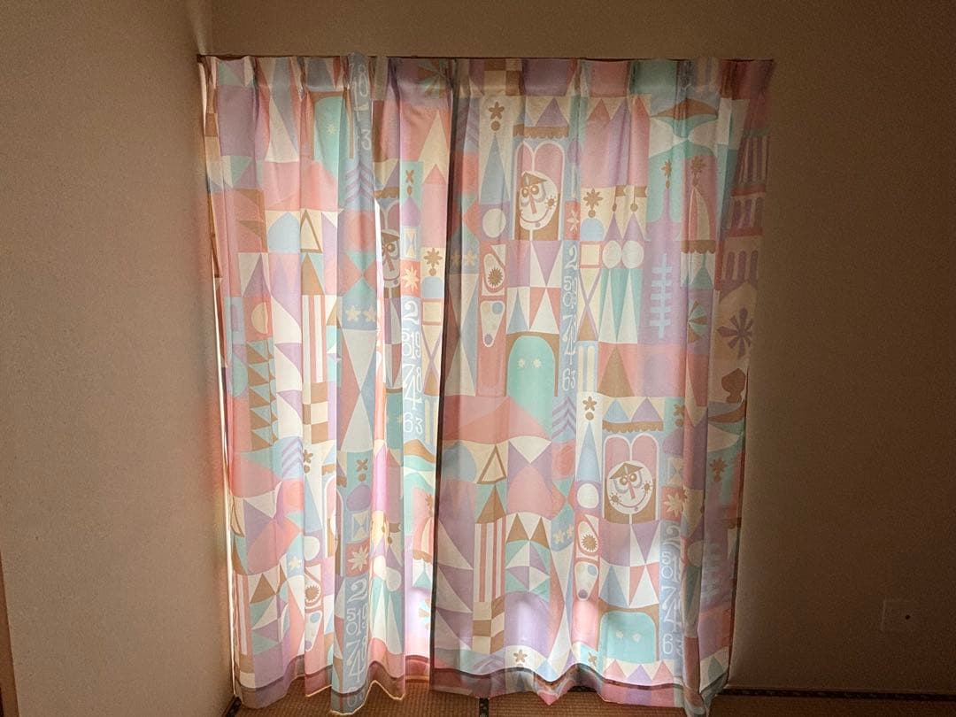 東京ディズニーランド　イッツ・ア・スモールワールドカーテン