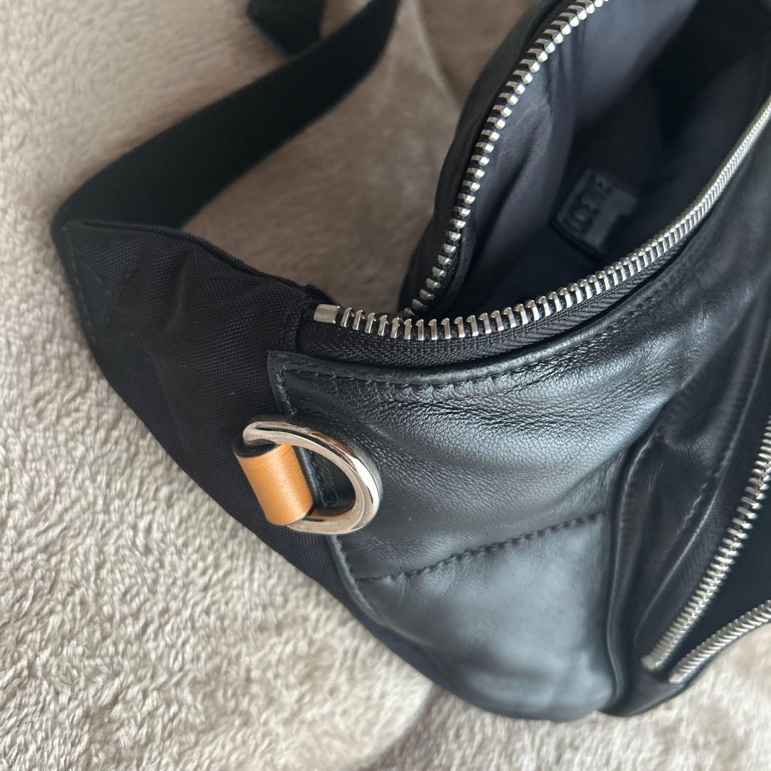 美品　LOEWE ブラックレザー ボディバッグ