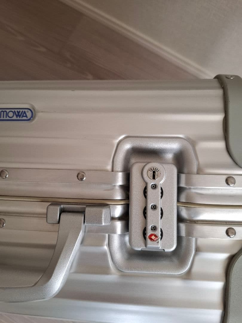 リモワ「トパーズ」48L 4輪シルバー