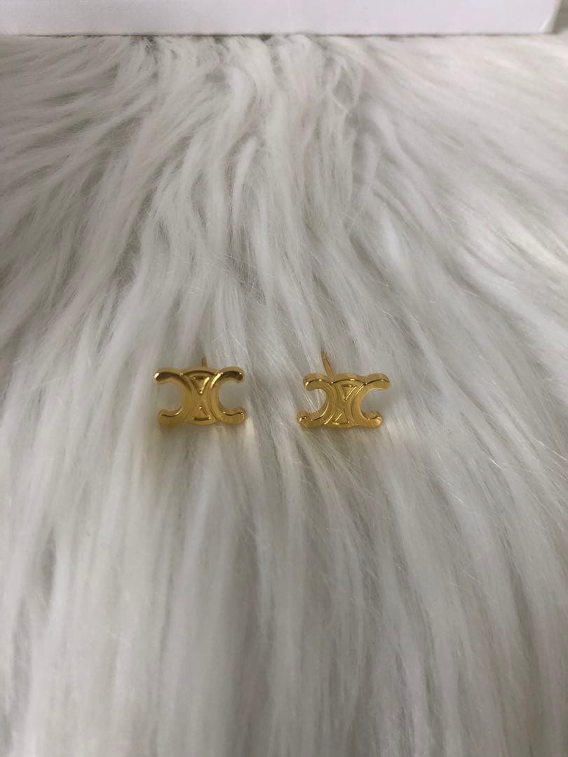 CELINE セリーヌ　ピアス　ロゴ　ゴールド　ファッション　綺麗
