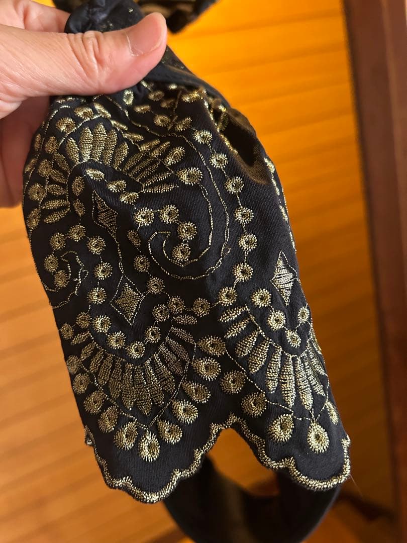 ビーズ刺繍付き黒ワンピース水着