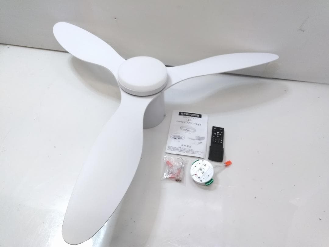 未使用 LEDシーリングファンライト Ra85 3枚 天井照明 リモコン付 △