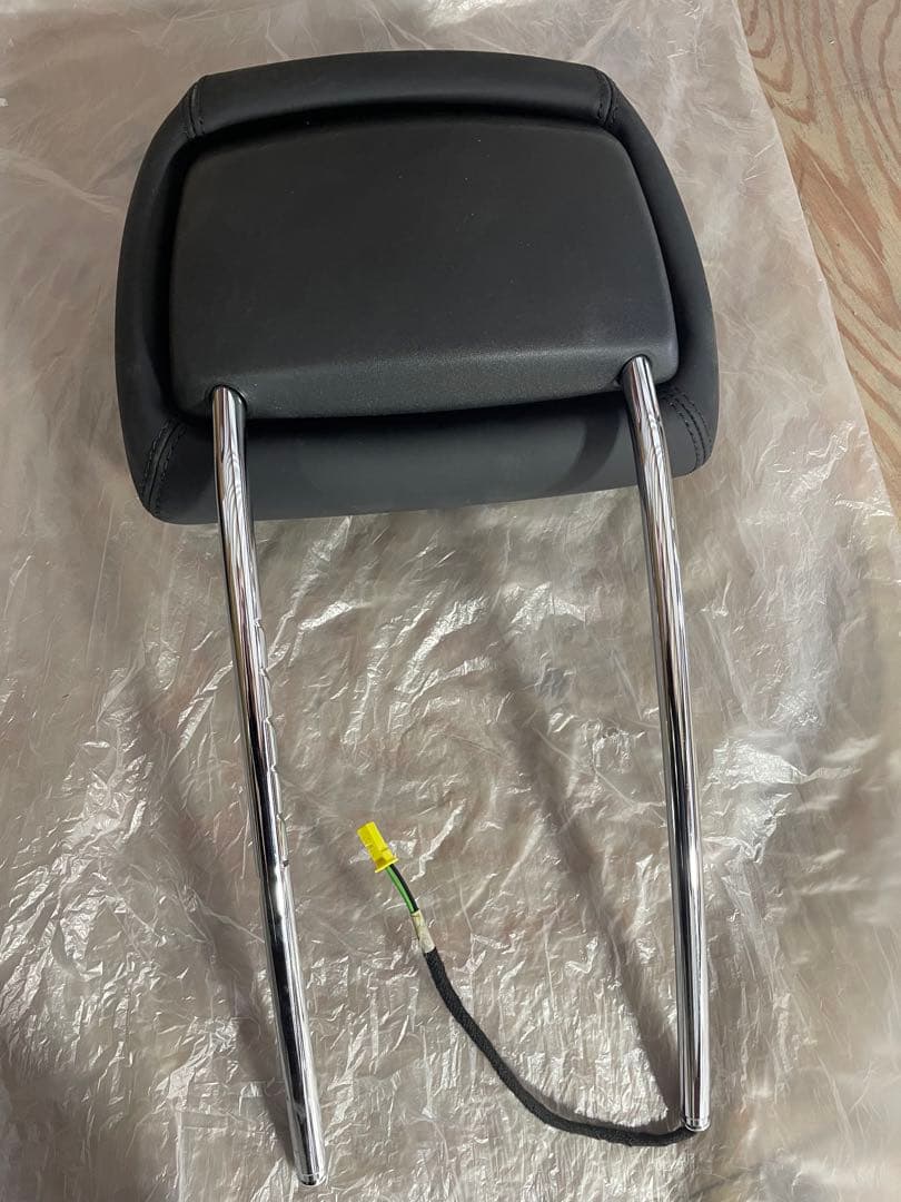 ベンツ　W212　ヘッドレスト　新品未使用　A2129708050　バラ売りも可