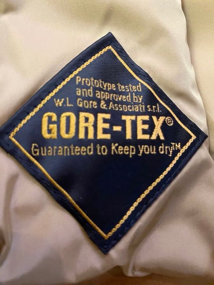 PRADA × GORE-TEX のダブルネーム＝高級感＋機能性