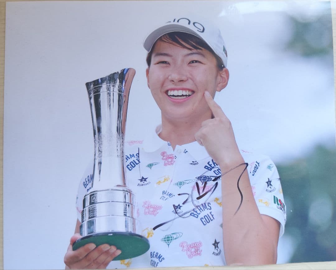 渋野日向子プロ直筆サイン入り写真（20cm x 25cm）