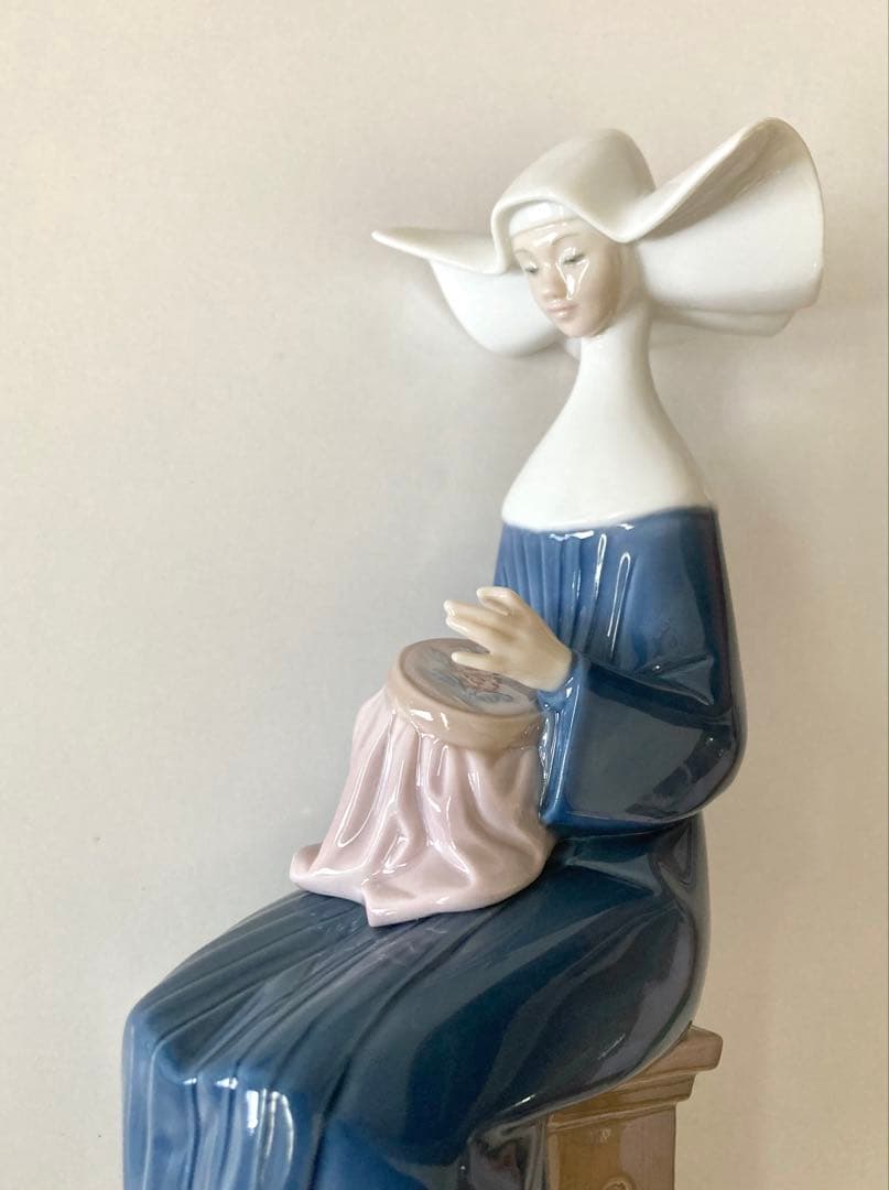 リヤドロ　刺繍をする修道女　置物　クリスマス　キリスト教