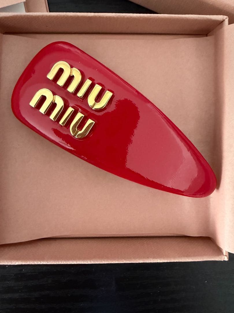 MIU MIU レッド ヘアピン