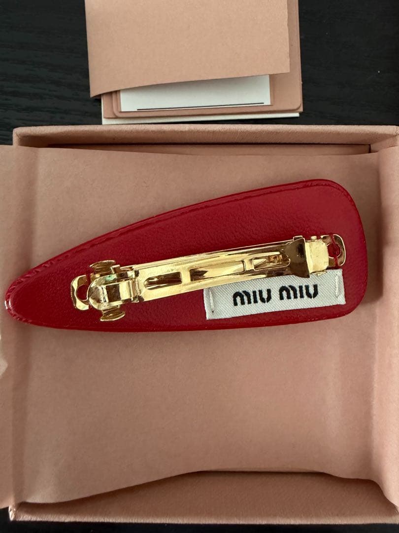 MIU MIU レッド ヘアピン