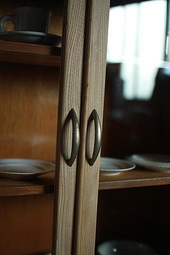 古い木枠のガラス戸棚　引き出し2杯　食器棚　水屋　キャビネット　古家具　古民家