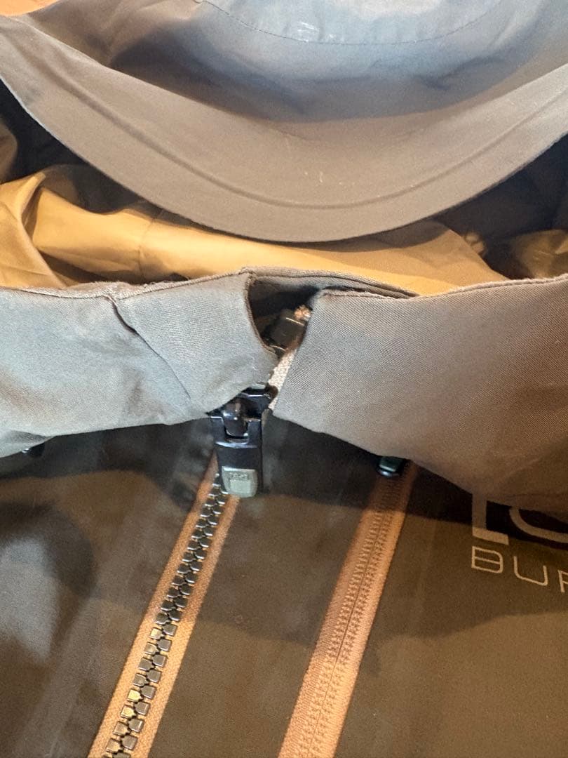 Burton [ak] GORE-TEX ジャケット オリーブ