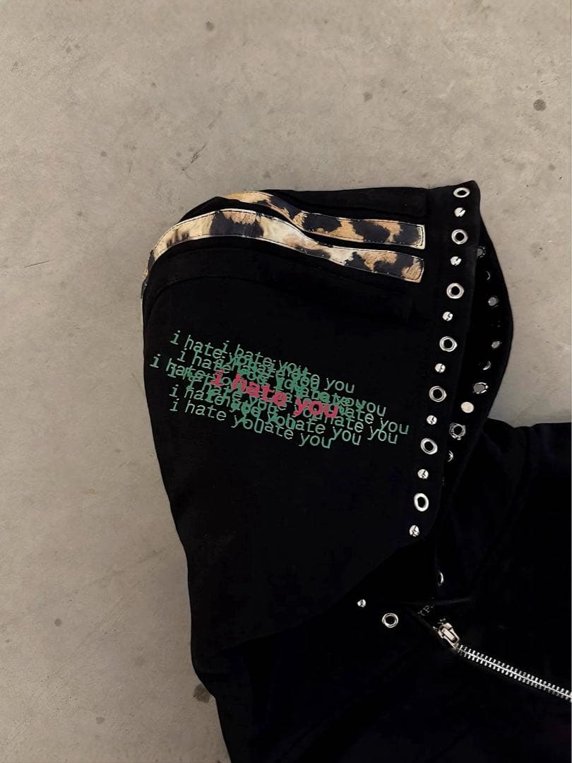 Opiumスタイル ヒョウ柄切り替え プリント×スタッズ ジップアップパーカー