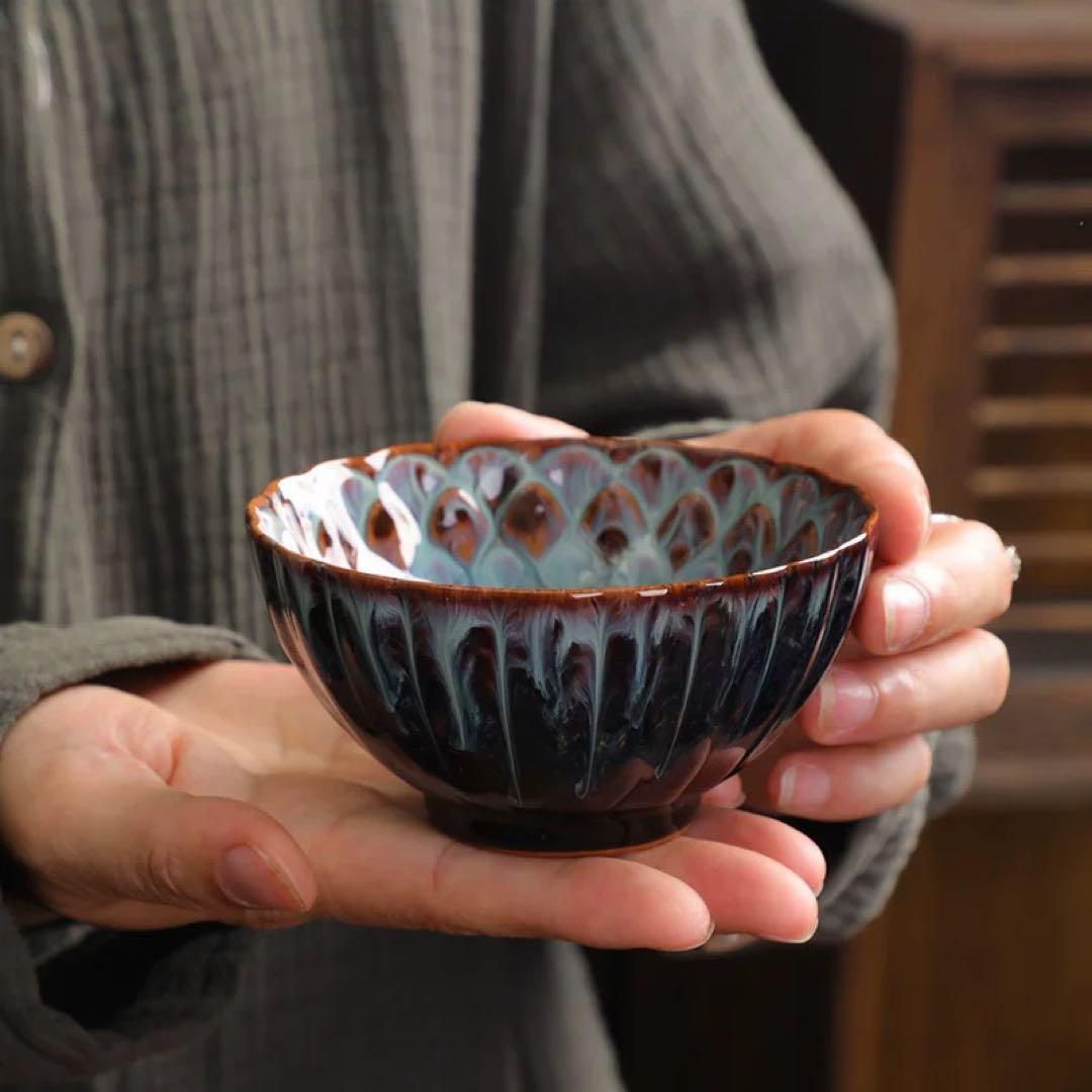 波状模様の陶器製茶碗