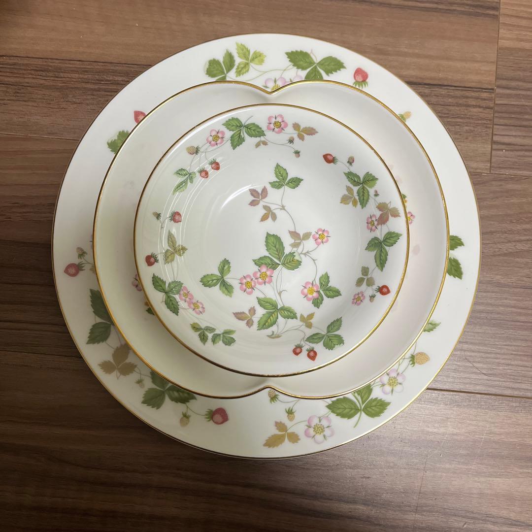 ウェッジウッドワイルドストロベリー　サラダボウル2枚皿1枚マリアージュ ボウル1