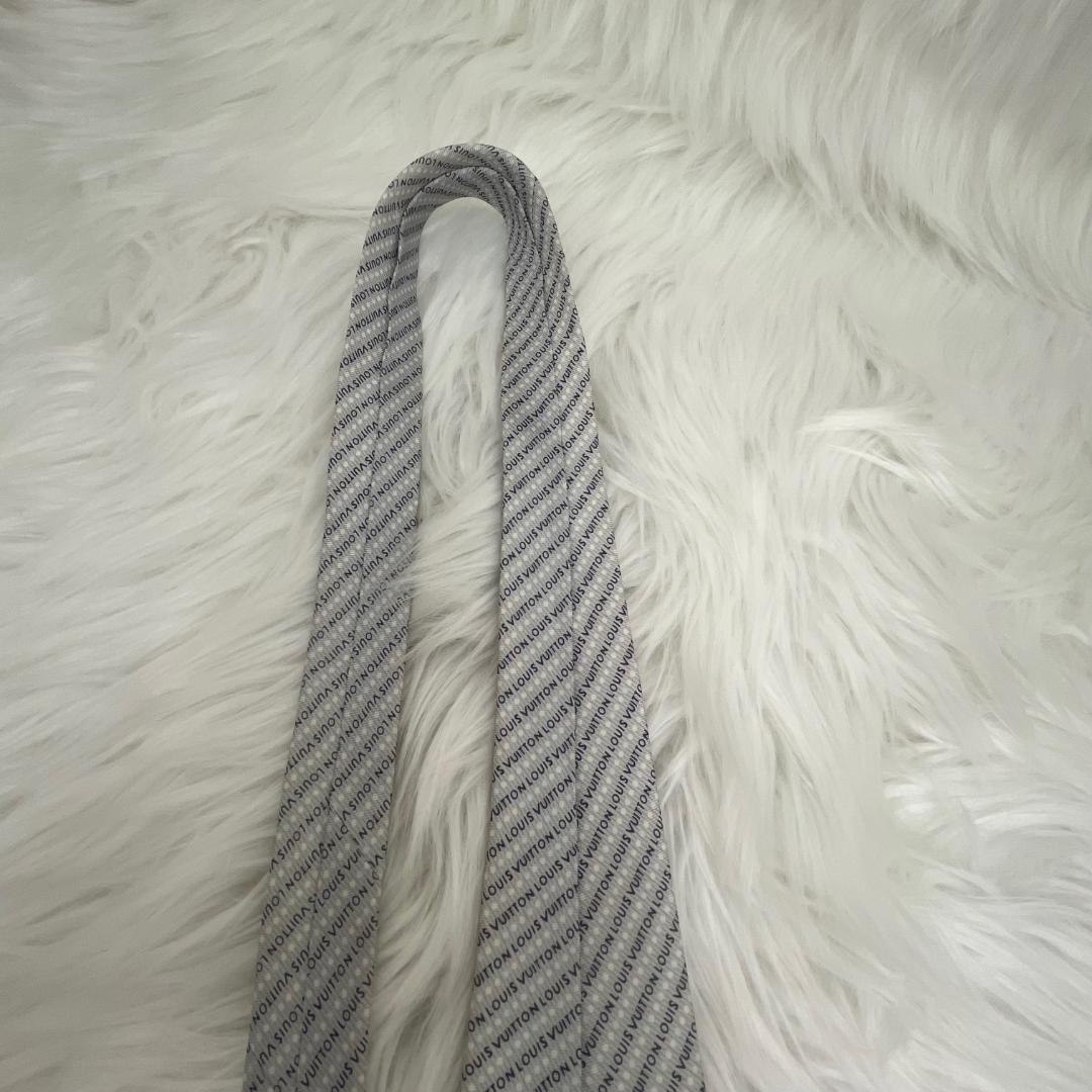 美品✨ルイヴィトンLouis Vuitton　シルクネクタイ　イタリア製グレイ系