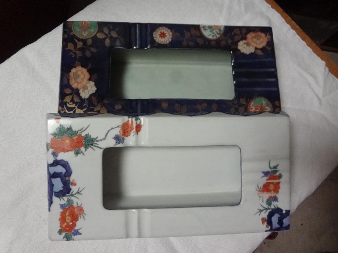 白・青2個セット四角い灰皿●昭和レトロ 有田焼  和柄 灰皿 陶器製 料亭 旅館