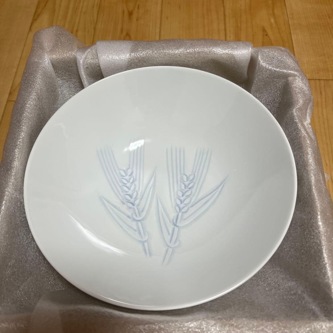 井上萬二作　白磁染麦彫文皿