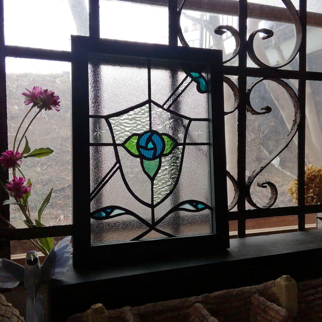 販売済みサンプル画像ハンドメイドのステンドグラス　青い薔薇の紋章