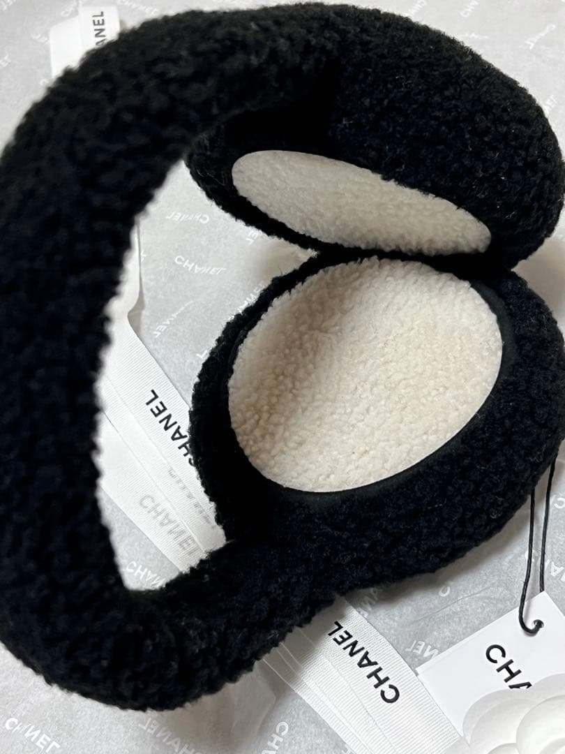 入手困難 ★ CHANEL イヤーマフ ロゴ入りモコモコ 耳あて