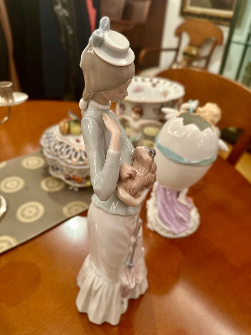 リヤドロ 仔犬を抱く貴婦人 子犬とお散歩　傘　フィギュリン