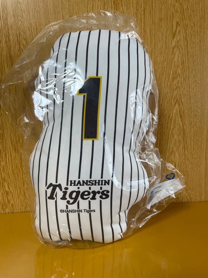 阪神タイガースとマッカノーズデザインとコラボレーションしたグッズです。