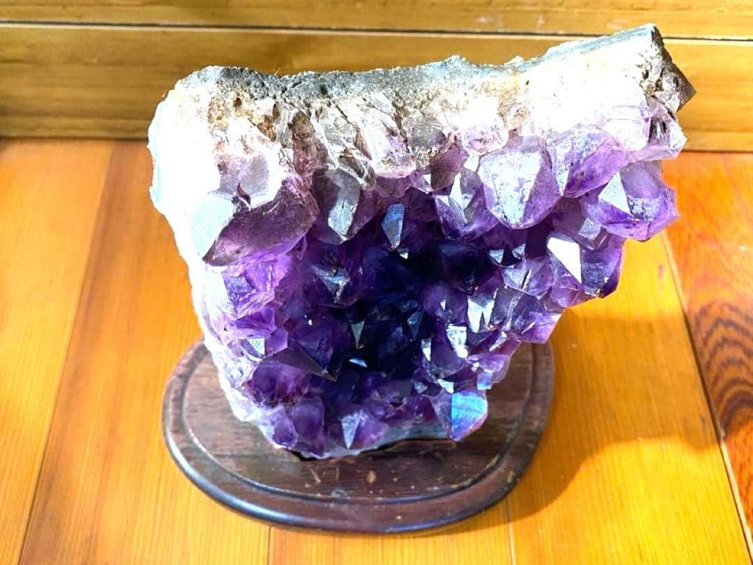 アメジスト クラスター 約2.3キログラム 木製台座付き