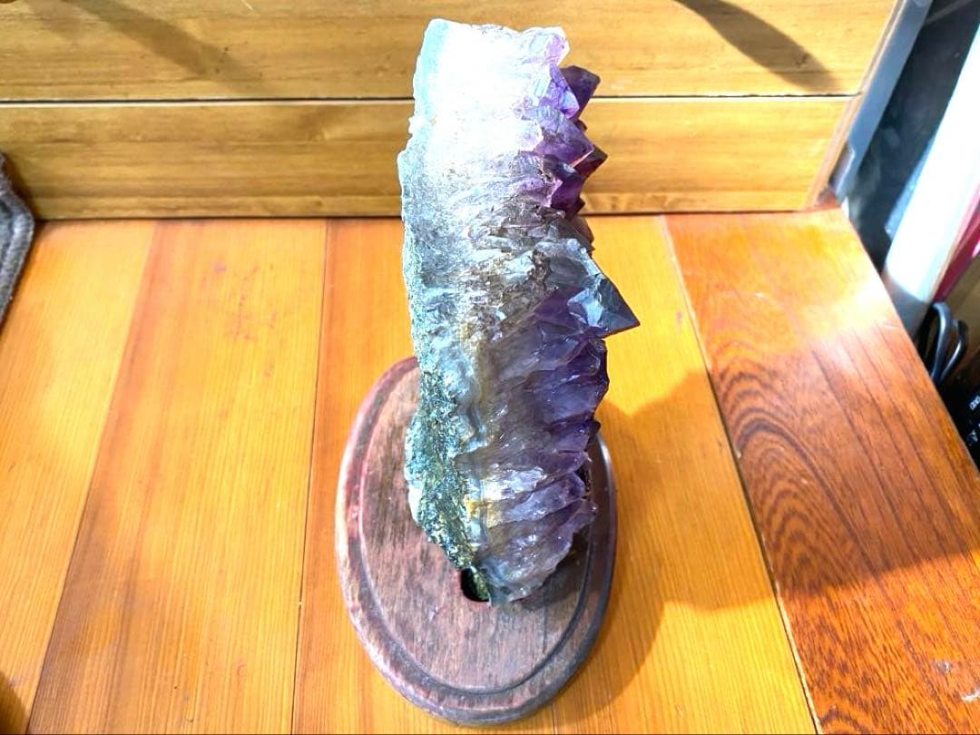 アメジスト クラスター 約2.3キログラム 木製台座付き