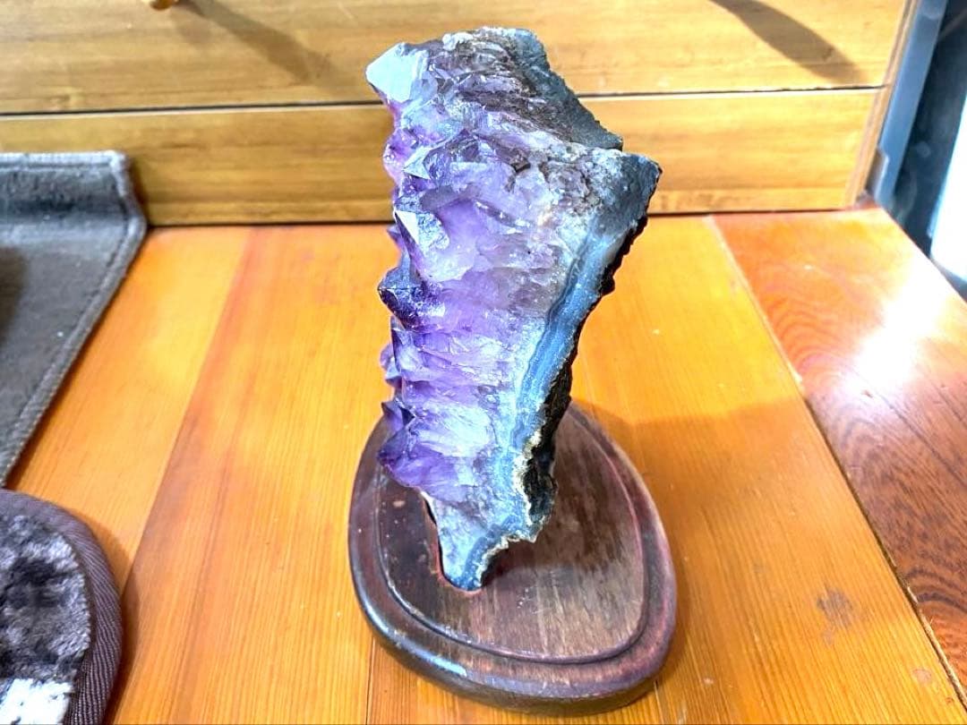 アメジスト クラスター 約2.3キログラム 木製台座付き