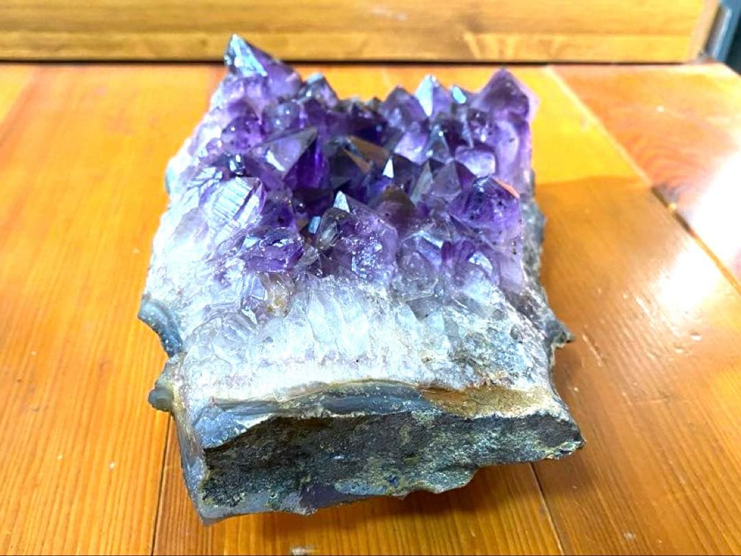 アメジスト クラスター 約2.3キログラム 木製台座付き