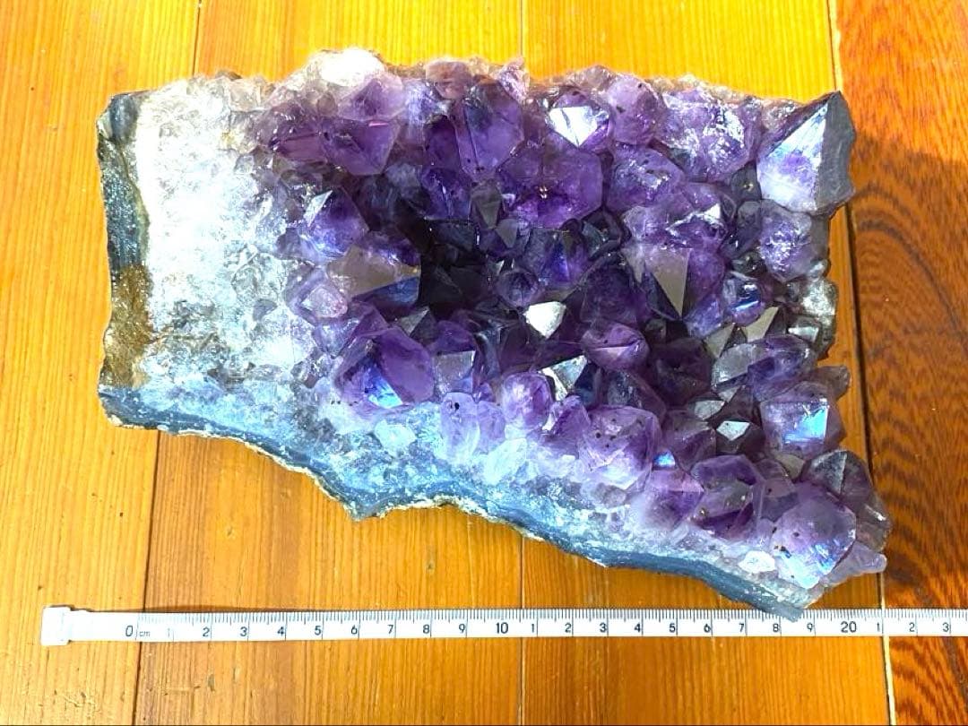 アメジスト クラスター 約2.3キログラム 木製台座付き