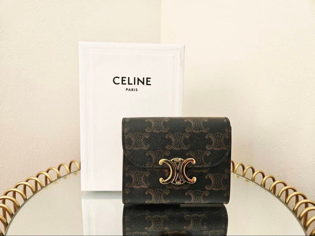 【極美品】CELINE三つ折り スモールフラップウォレットトリオンフゴールド金具