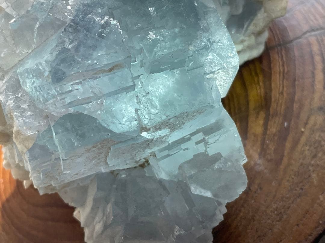 フローライト　原石　巨大結晶　美しいスカイブルー　アクアマリンカラー　虹　蛍石
